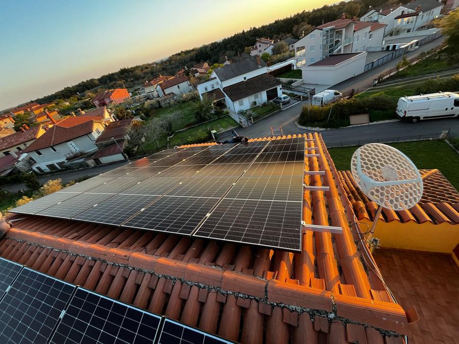 Solarni paneli na krovu obiteljske kuće u Istri pri zalasku sunca